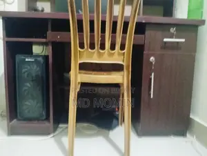 কম্পিউটার এবং পড়ার টেবিল
