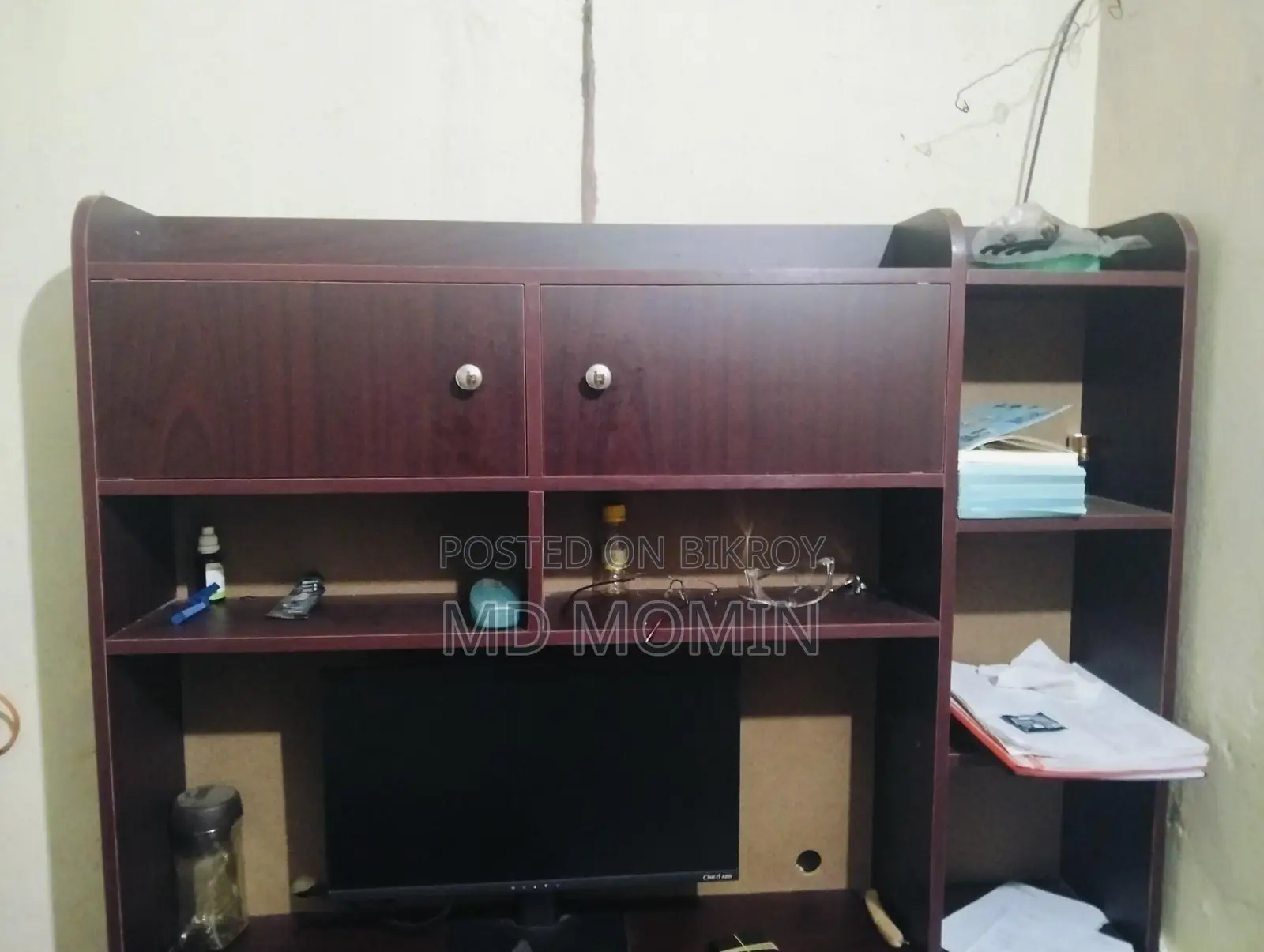 কম্পিউটার এবং পড়ার টেবিল