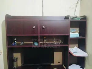 কম্পিউটার এবং পড়ার টেবিল