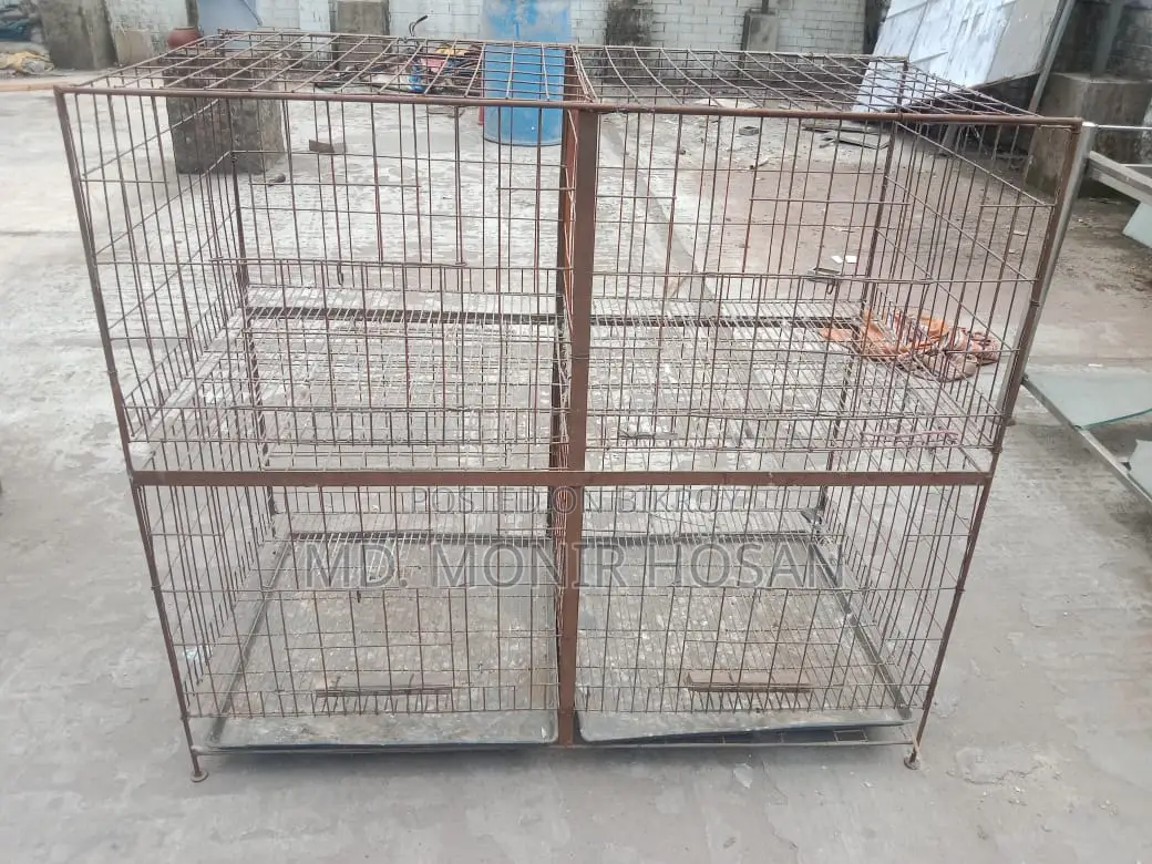 একটি বড় খাঁচা।