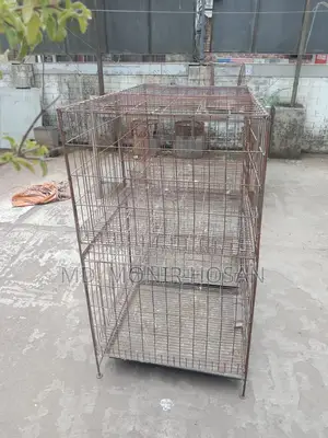 একটি বড় খাঁচা।