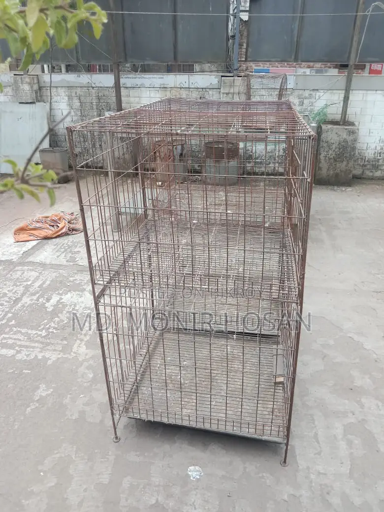 একটি বড় খাঁচা।