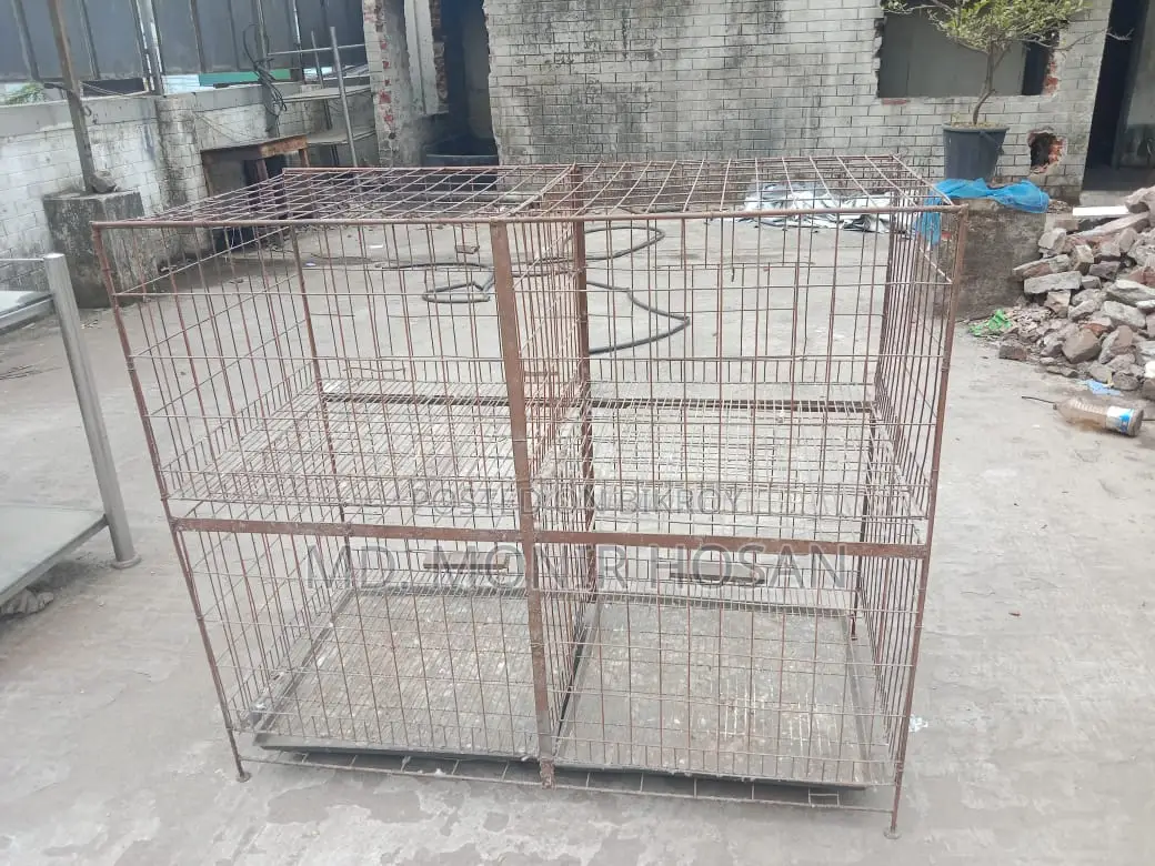 একটি বড় খাঁচা।