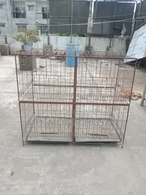 একটি বড় খাঁচা।
