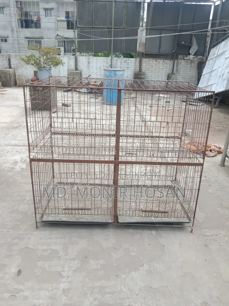 একটি বড় খাঁচা।