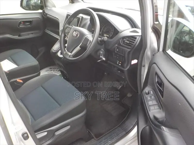 Toyota Noah X Pack. 2021
