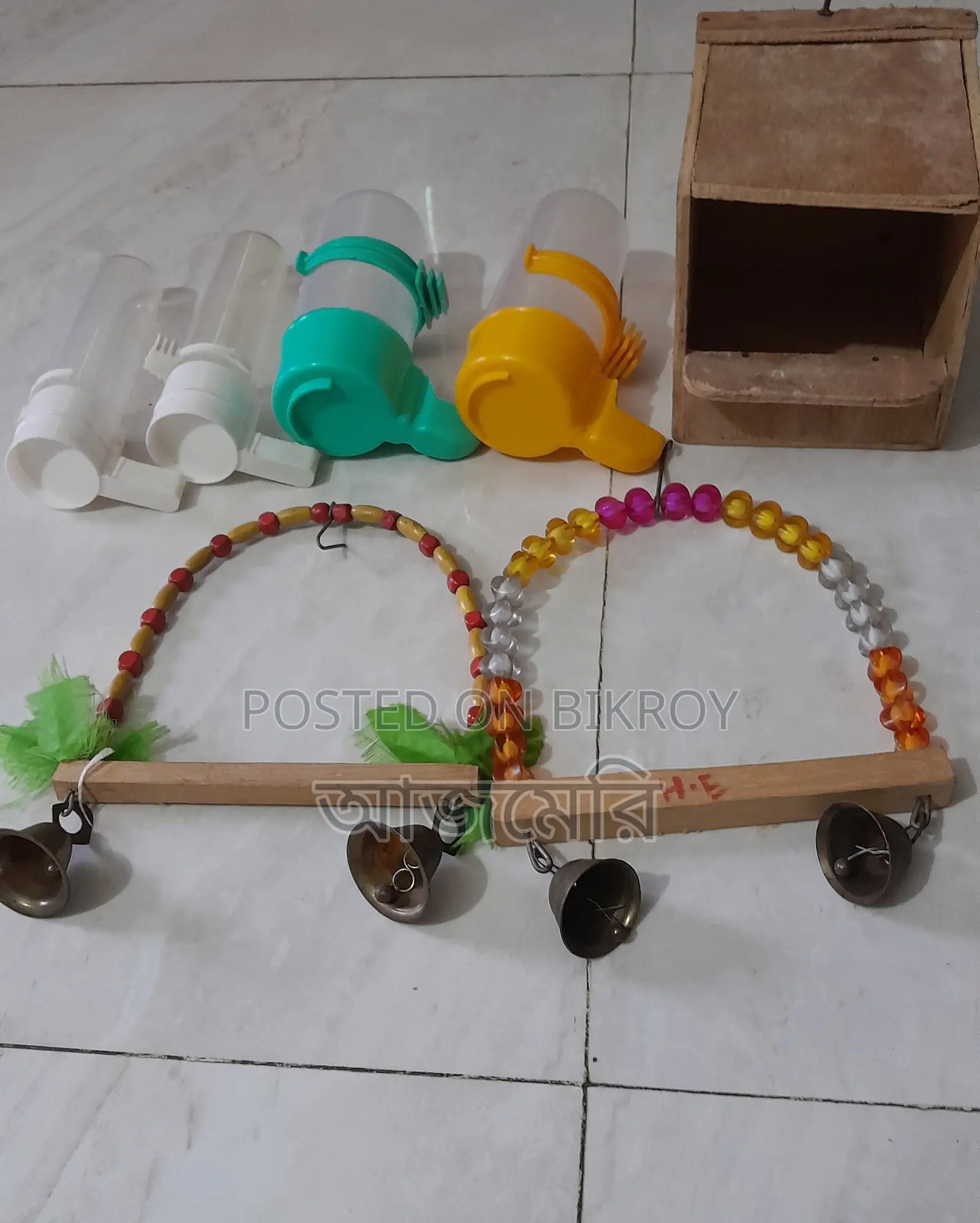 দুটি খাচা আর পাখির কিছু জিনিস বিক্রি হবে