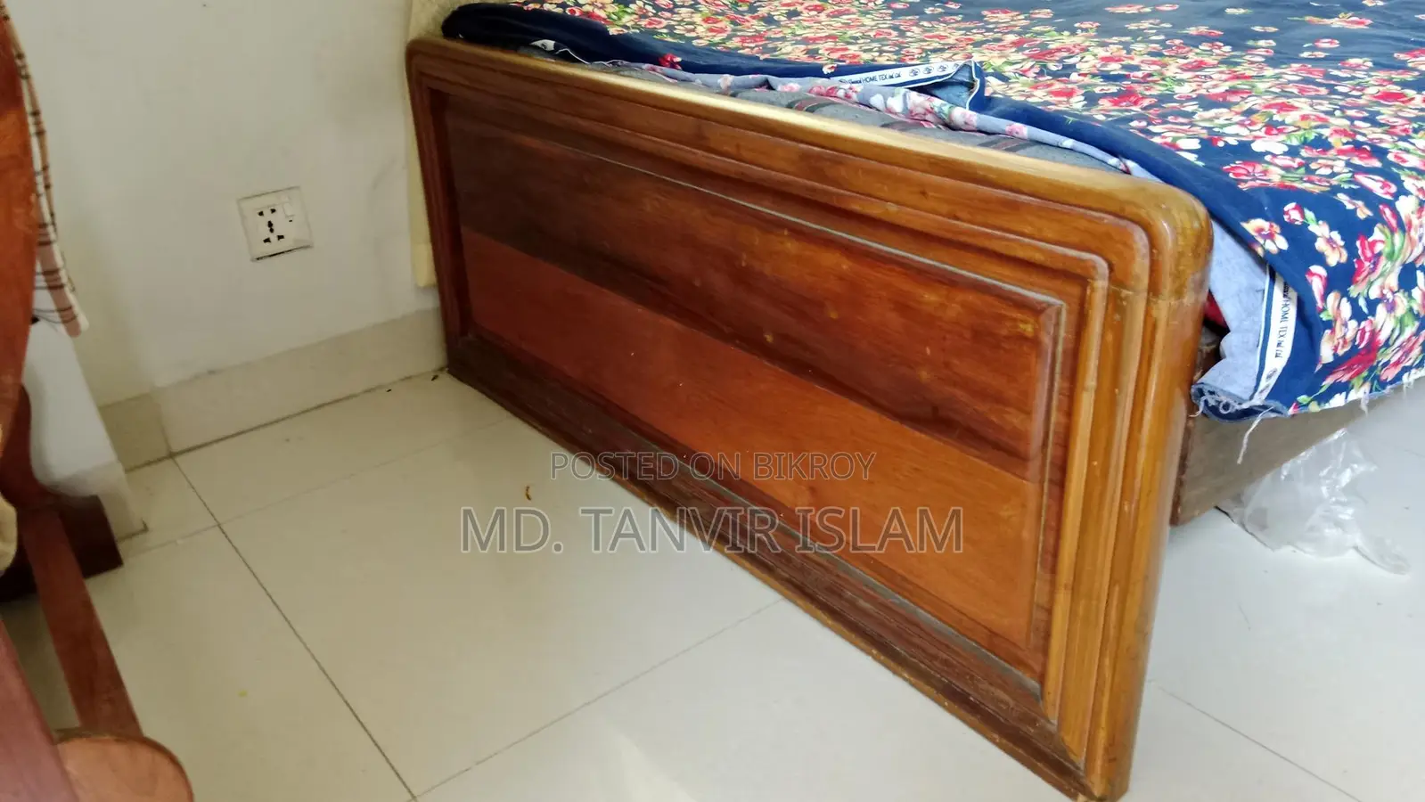 বাসার ব্যবহৃত খাট এবং আলনা বিক্রি