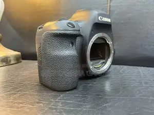 📸 Canon 6D Mark II (Full Frame DSLR) – বিক্রয়ের জন্য