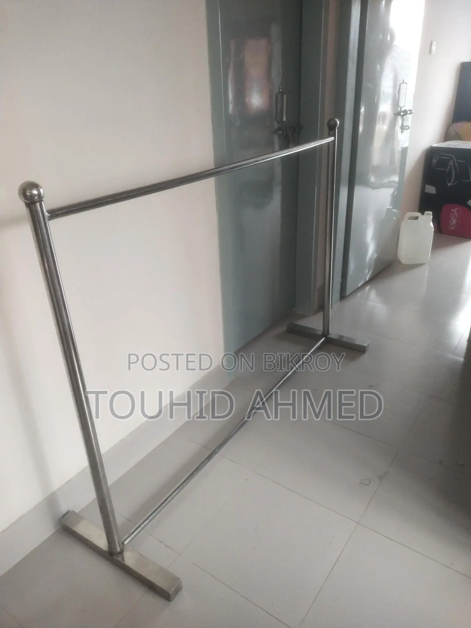 একটি এস.এস. স্ট্যান্ড বিক্রয়