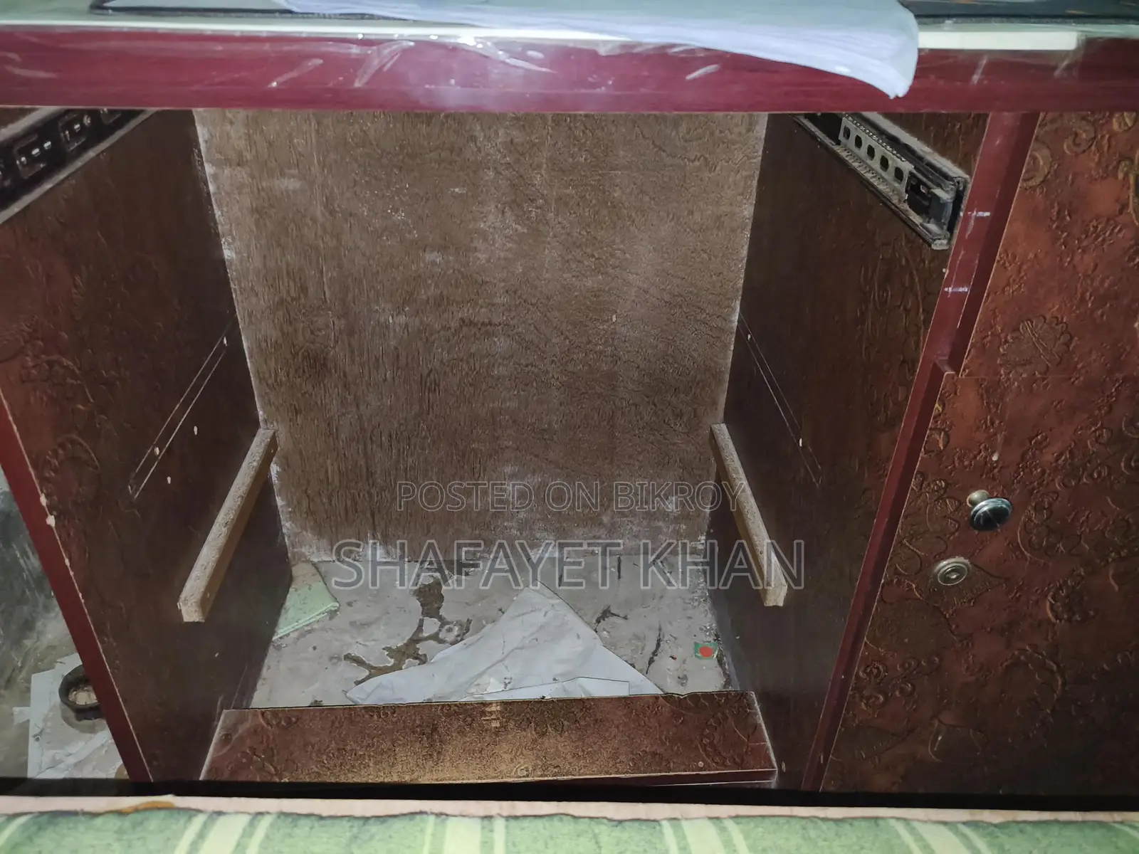 পড়ার টেবিল বা কম্পিউটার