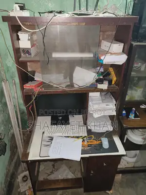 পড়ার টেবিল বা কম্পিউটার