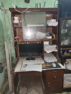 পড়ার টেবিল বা কম্পিউটার
