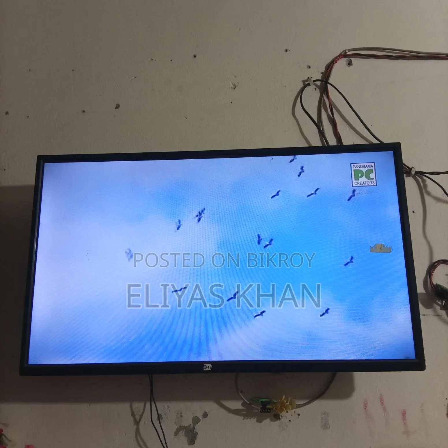 ৩২ ইঞ্চি কালার স্মার্ট টিভি।