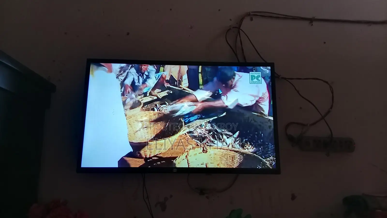 ৩২ ইঞ্চি কালার স্মার্ট টিভি।