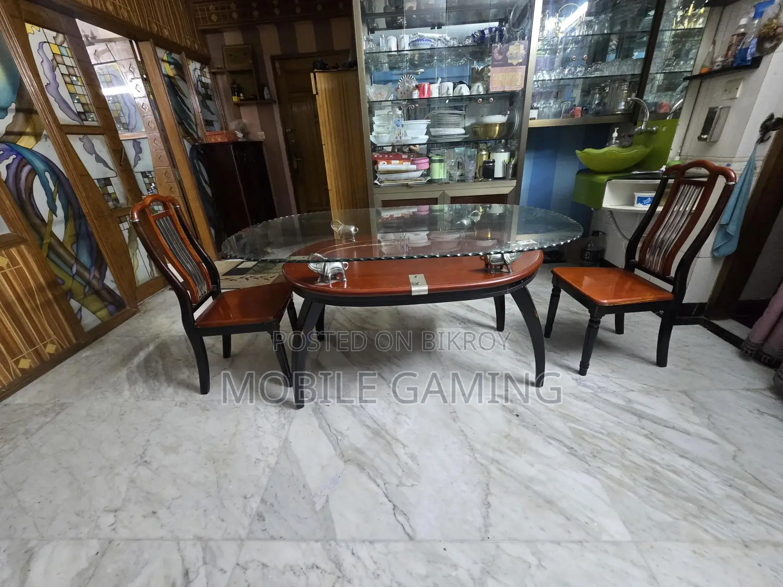 6 Seater Glass Top Dining Table With Lacquered Wood Frame.
