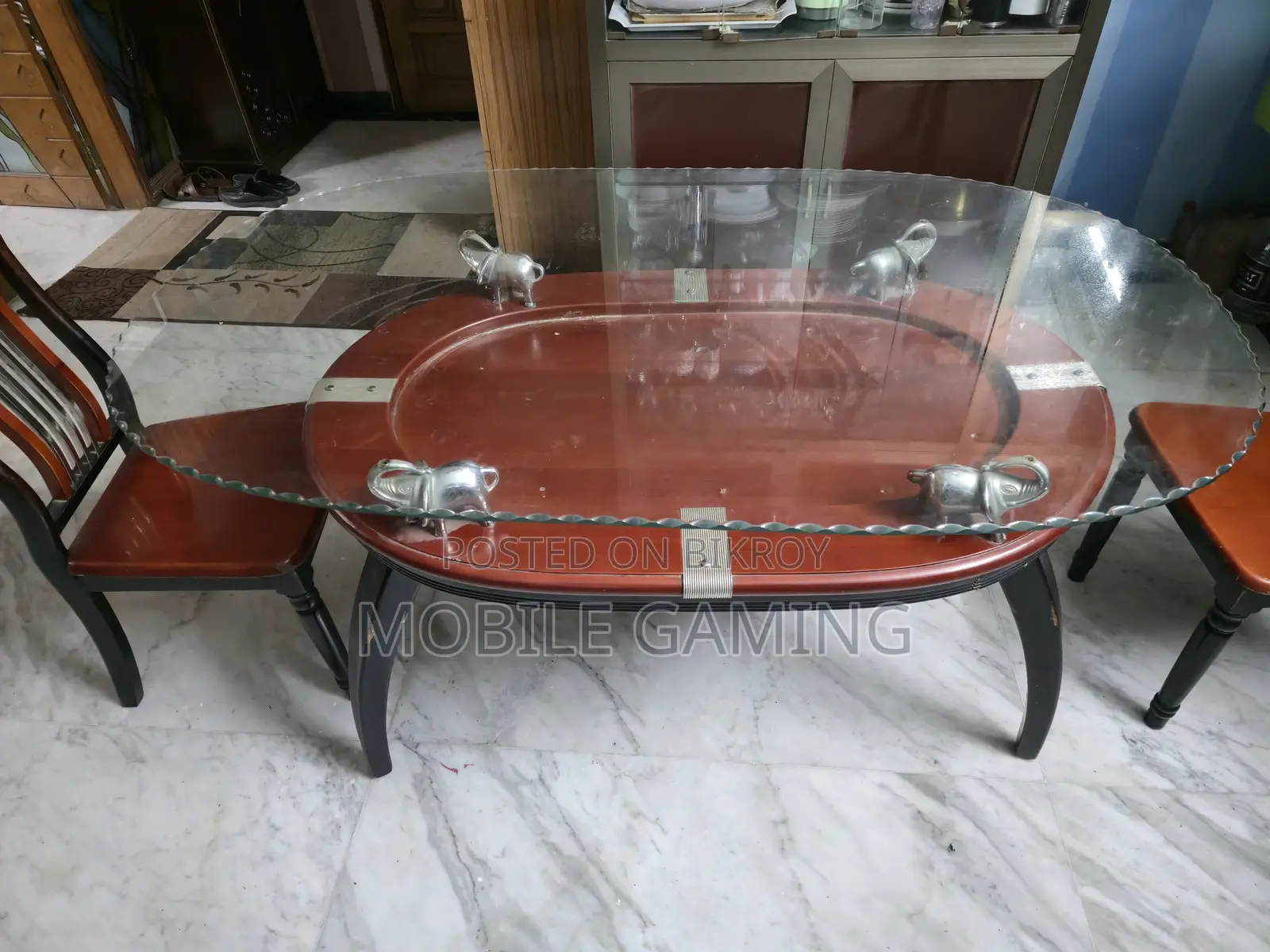 6 Seater Glass Top Dining Table With Lacquered Wood Frame.
