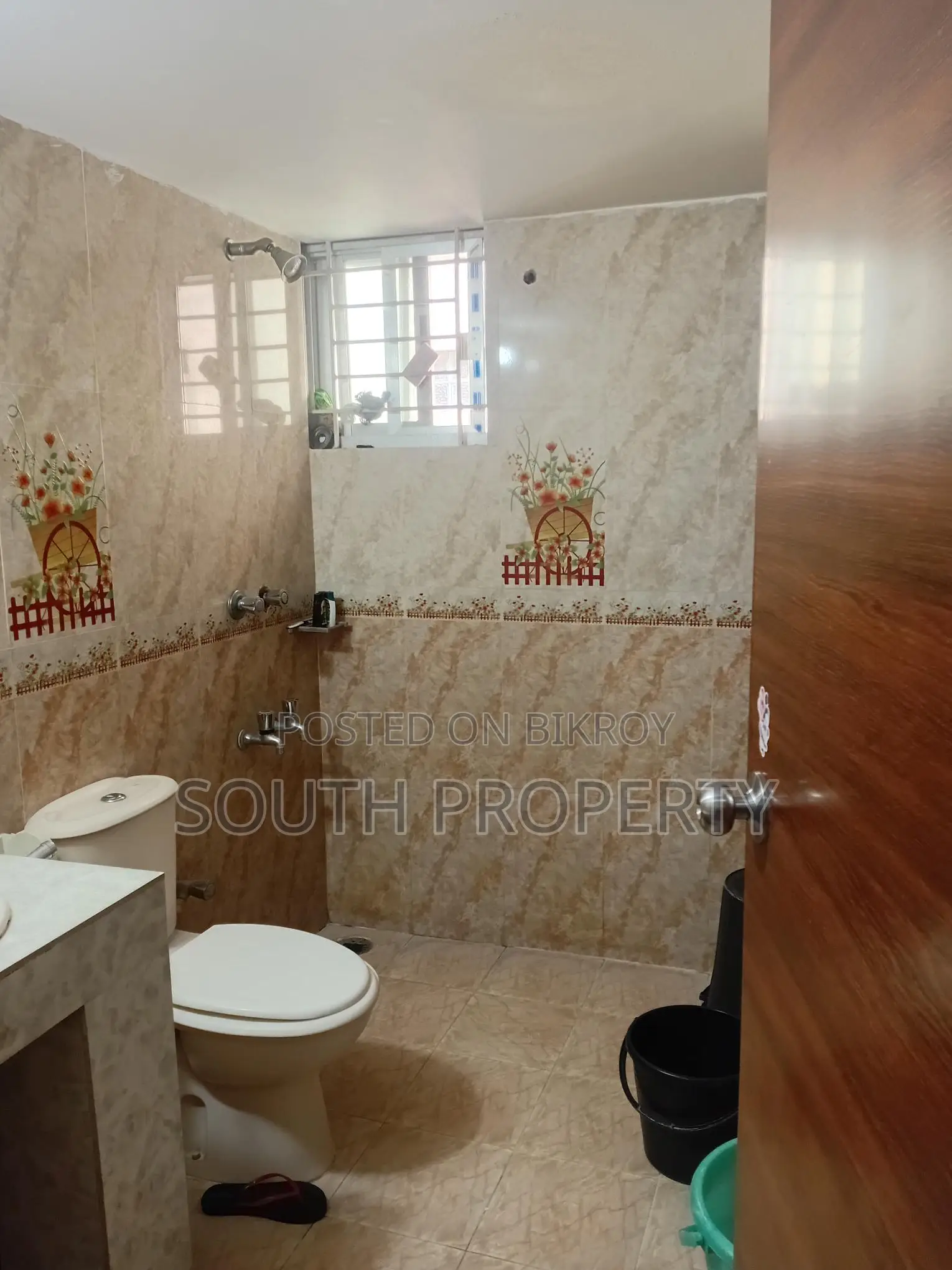 South facing Ready used 2100 sft flat for sale at Bashundhara C block.