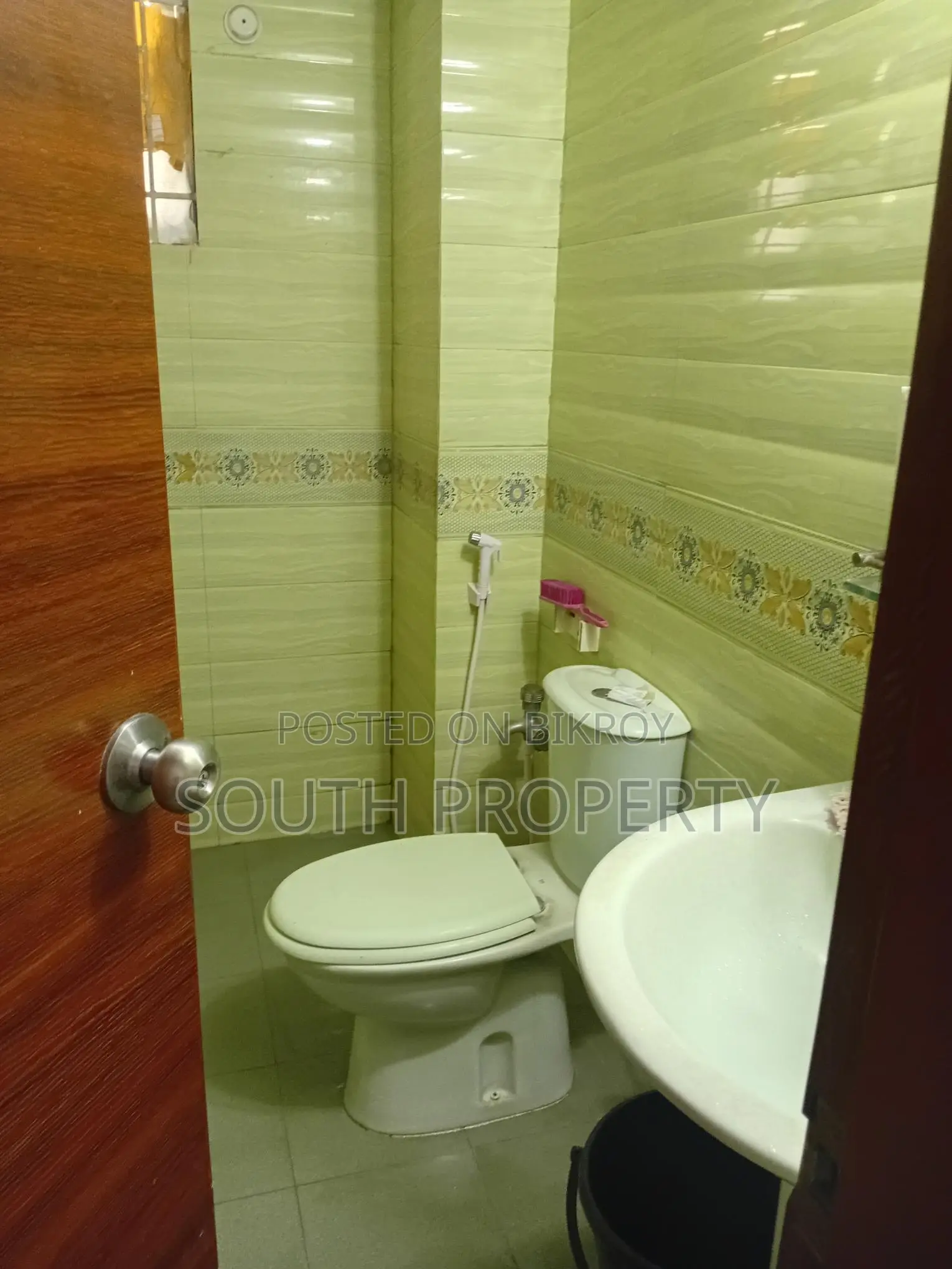South facing Ready used 2100 sft flat for sale at Bashundhara C block.