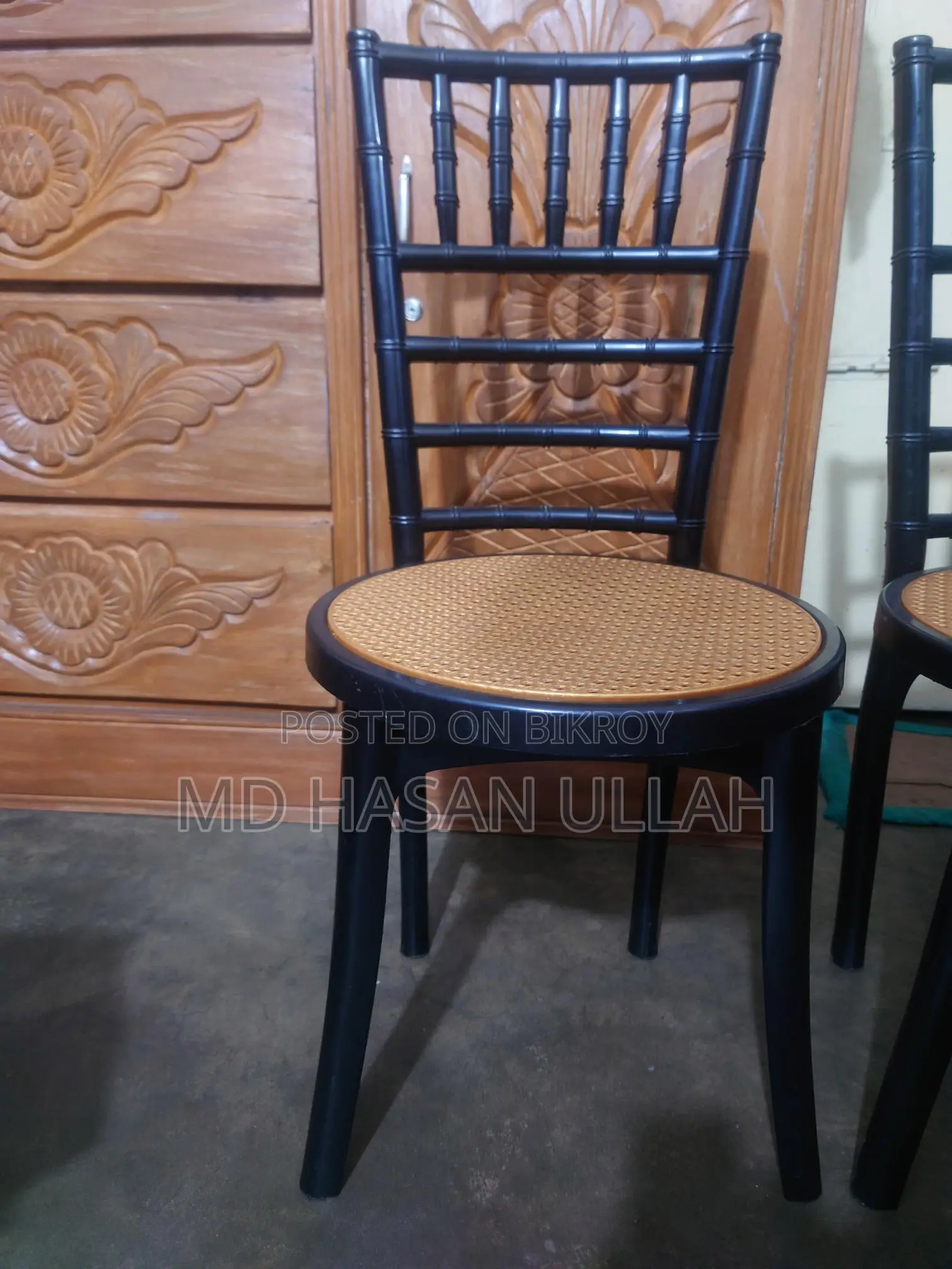 দুইটা চেয়ার কোন ভাঙ্গা চোরা নাই