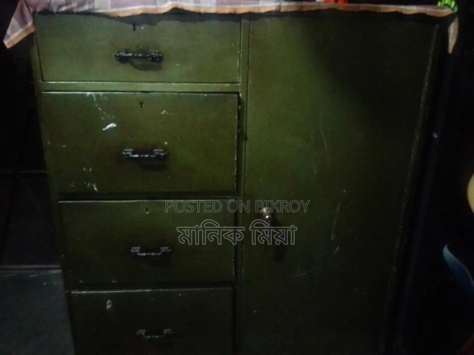 স্টিল ওয়ারড্রব