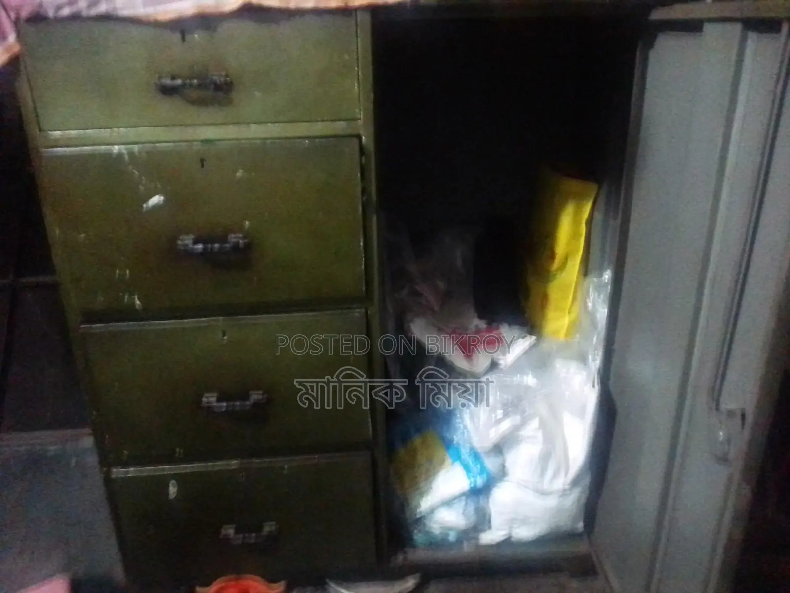স্টিল ওয়ারড্রব