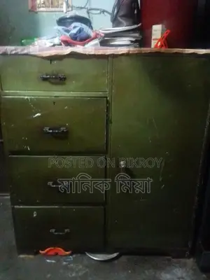স্টিল ওয়ারড্রব