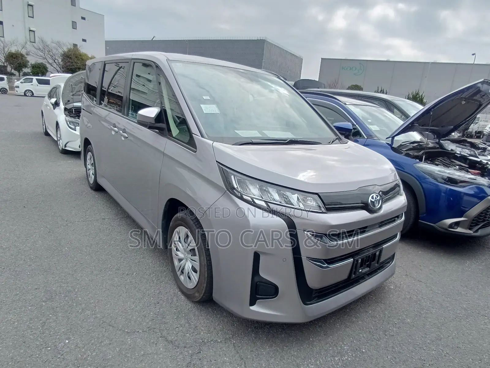 Toyota Noah Non Hybrid X Grey 2022