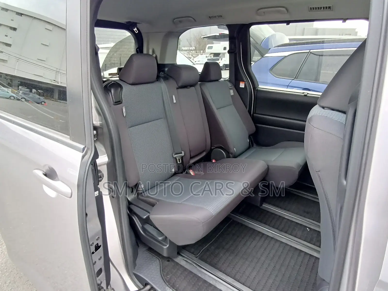 Toyota Noah Non Hybrid X Grey 2022