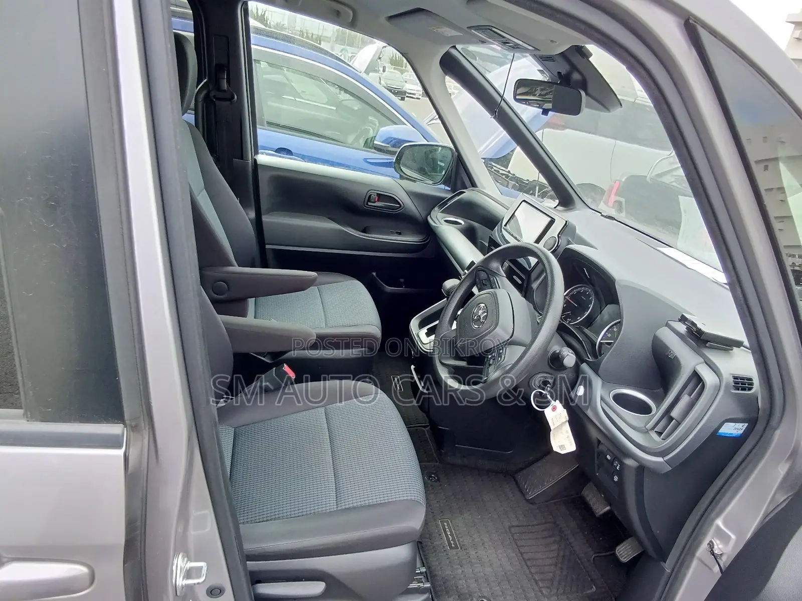 Toyota Noah Non Hybrid X Grey 2022