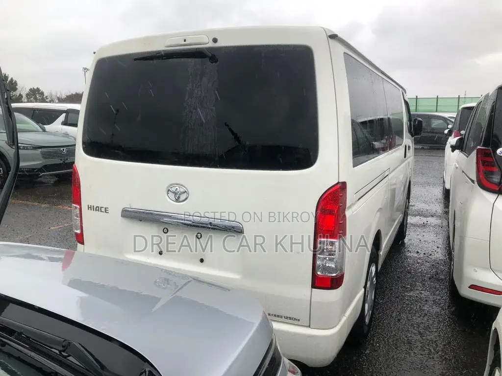 Toyota Hiace GL Dual AC White 2021