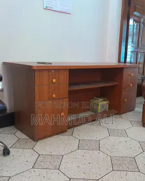 অফিস টেবিল ও চেয়ার।