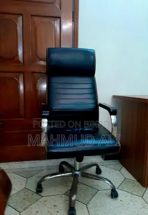 অফিস টেবিল ও চেয়ার।