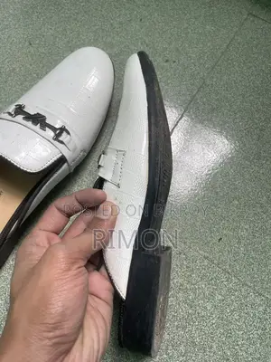 সাদা লোফার