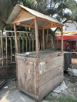 একটি কাঠের গাড়ি এতে চা পিঠা চাইনিজ ফুড বিভিন্ন ধরনের মাখা ইত্যাদি