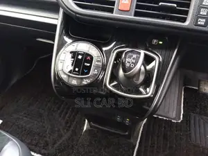 Toyota Esquire Hybrid 2020