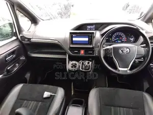 Toyota Esquire Hybrid 2020