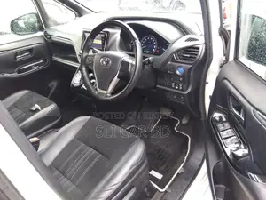 Toyota Esquire Hybrid 2020