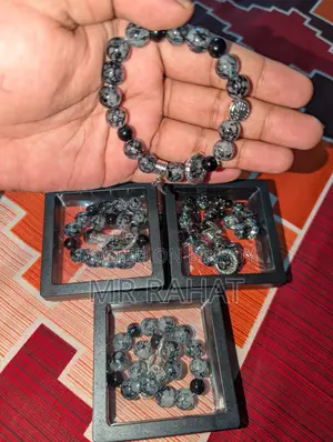 ঘড়ি এবং ব্রেসলেট বিক্রি হবে