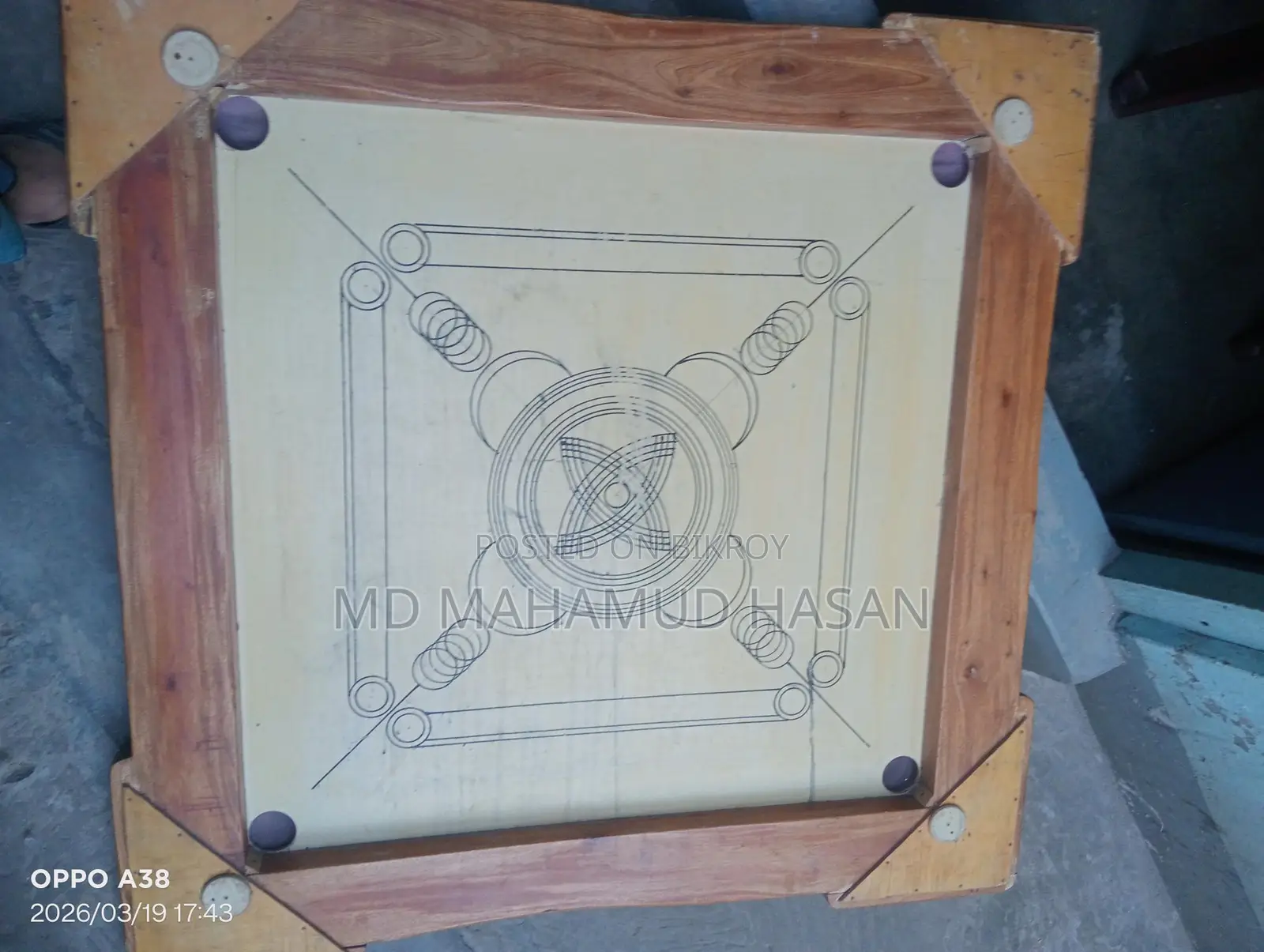 একটি কেরাম বোর্ড ব ব্যবহারিত