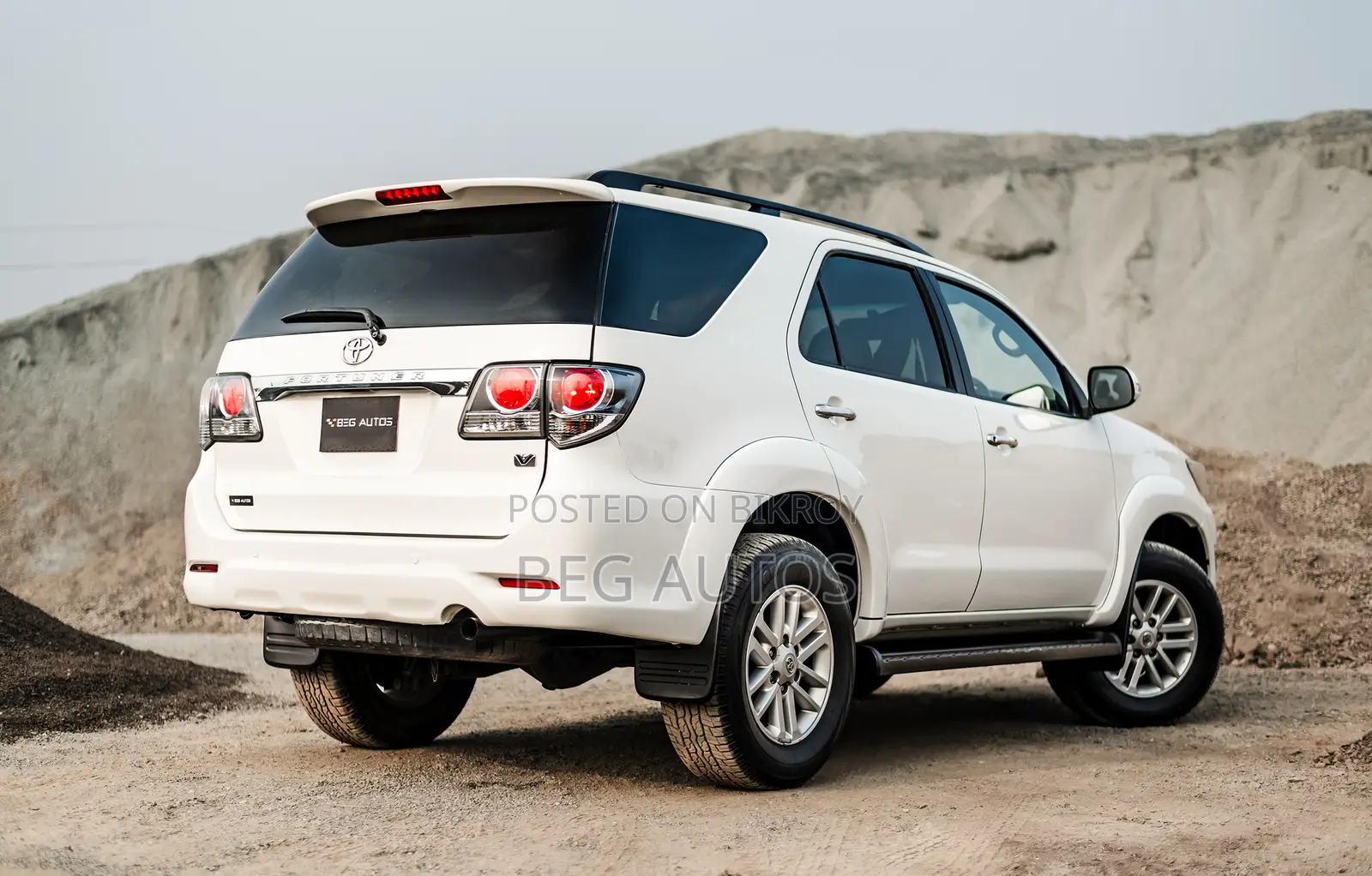 Toyota Fortuner -Whit Exterior 2011