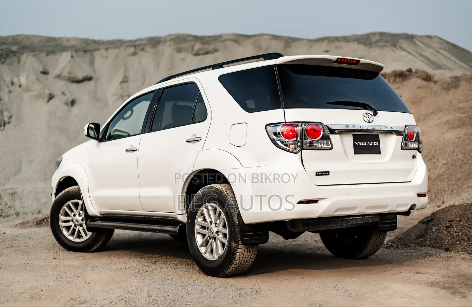 Toyota Fortuner -Whit Exterior 2011