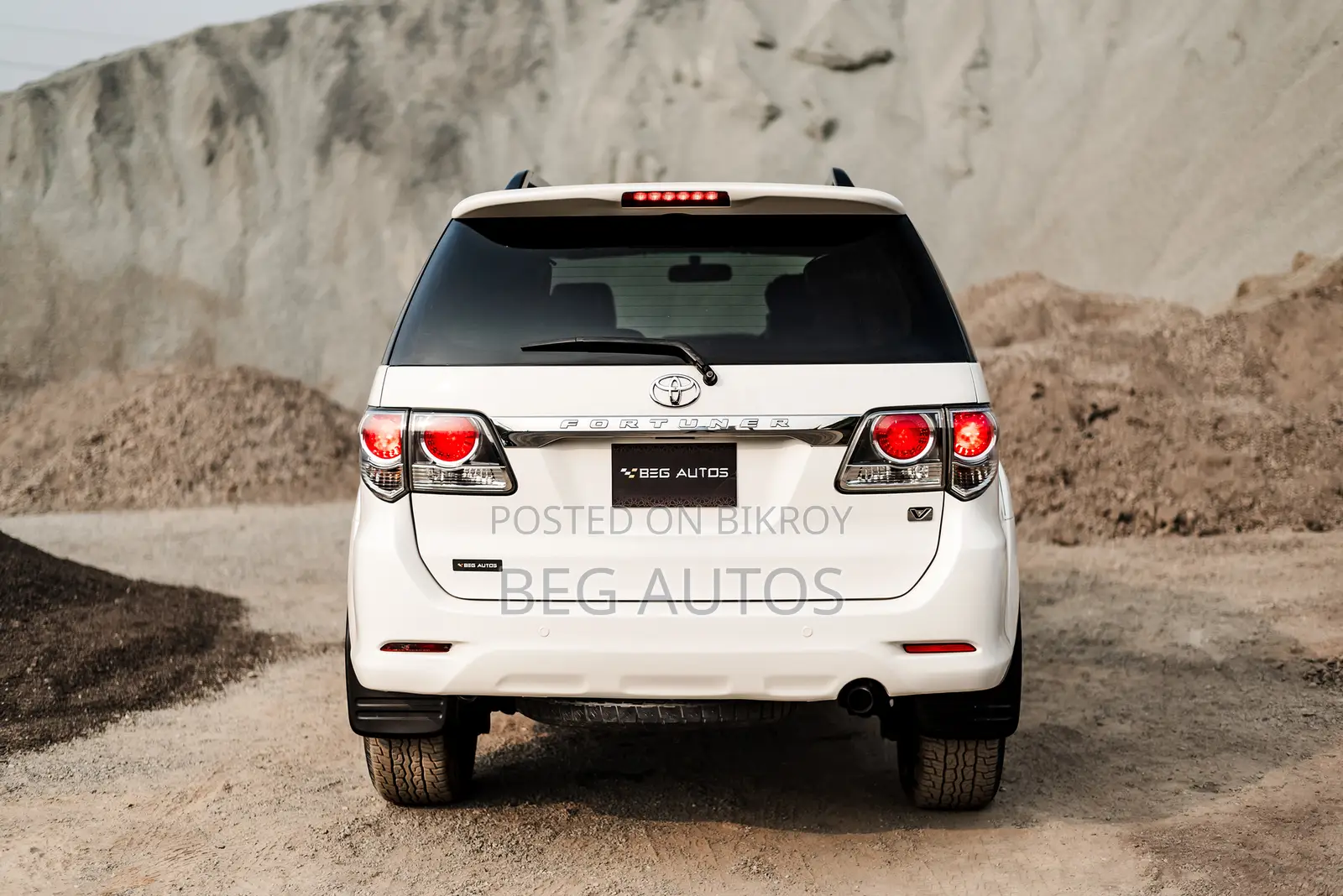 Toyota Fortuner -Whit Exterior 2011