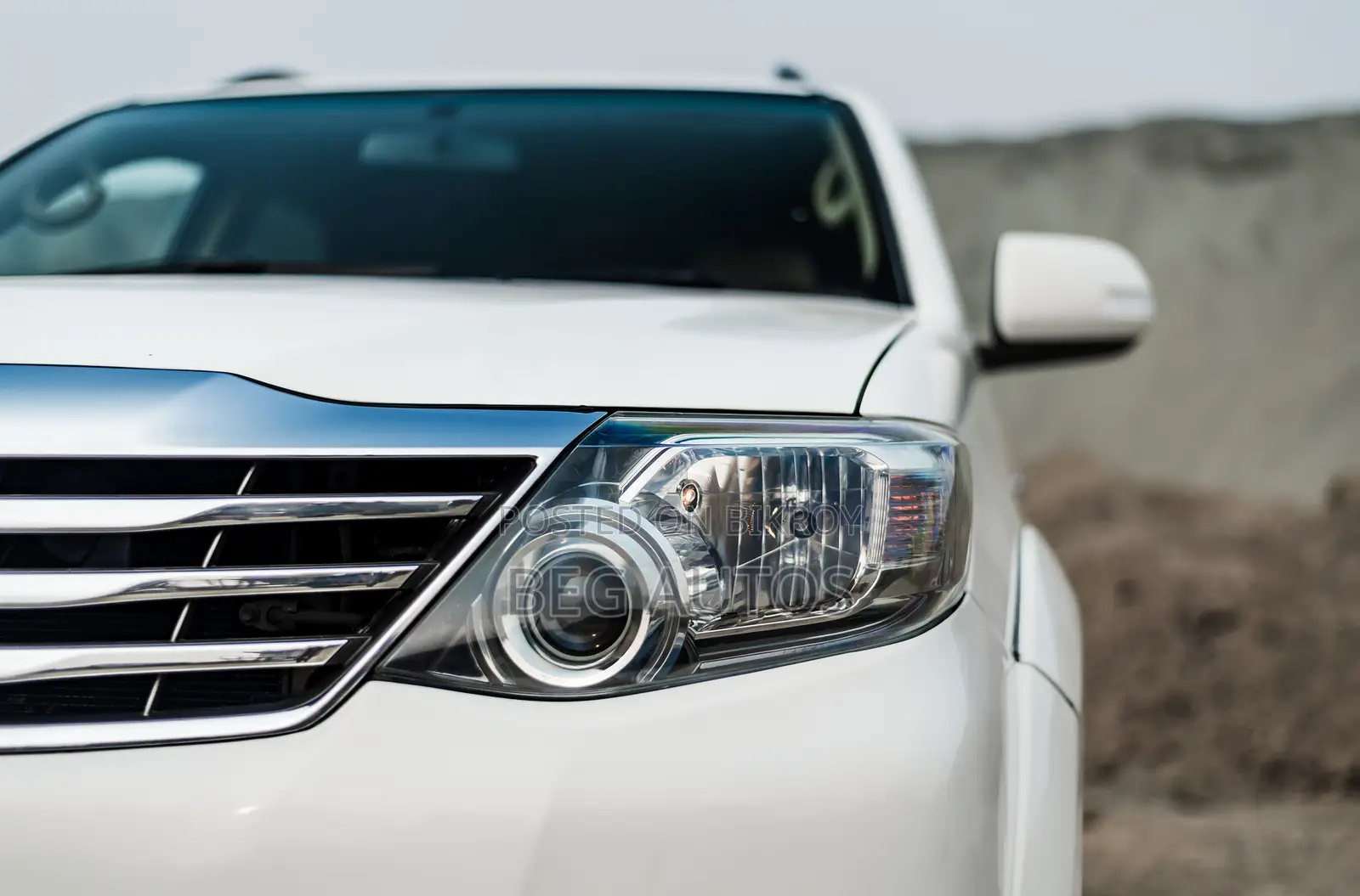 Toyota Fortuner -Whit Exterior 2011