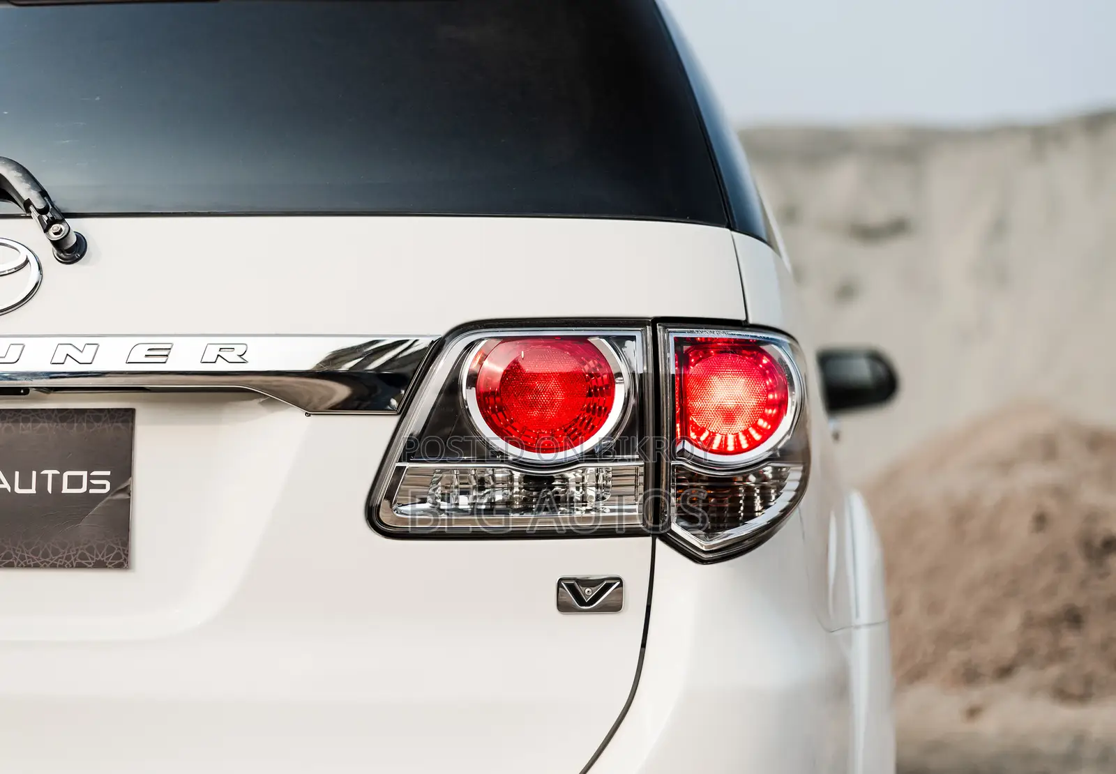Toyota Fortuner -Whit Exterior 2011