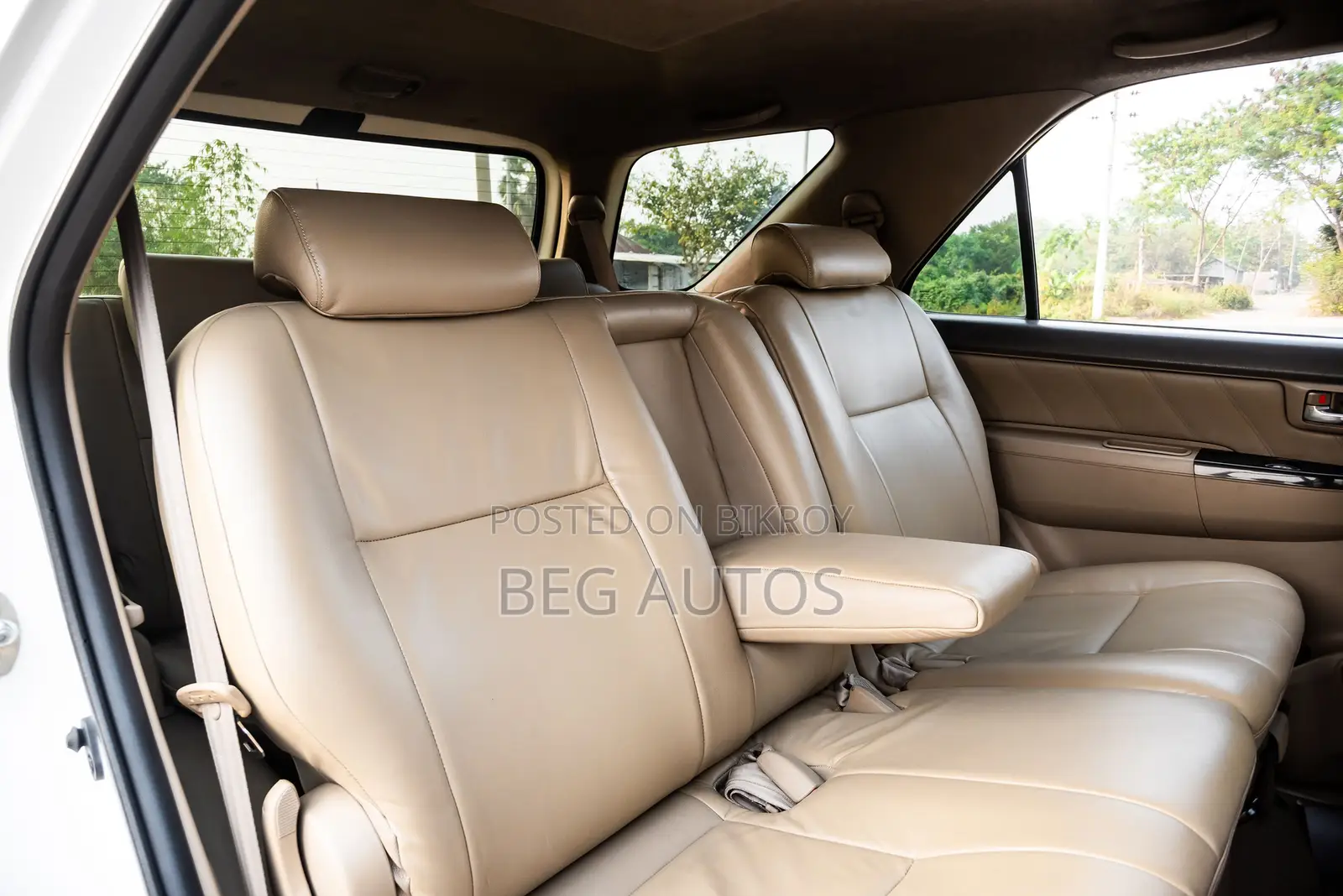 Toyota Fortuner -Whit Exterior 2011
