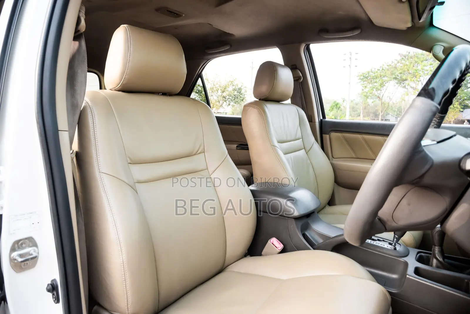 Toyota Fortuner -Whit Exterior 2011