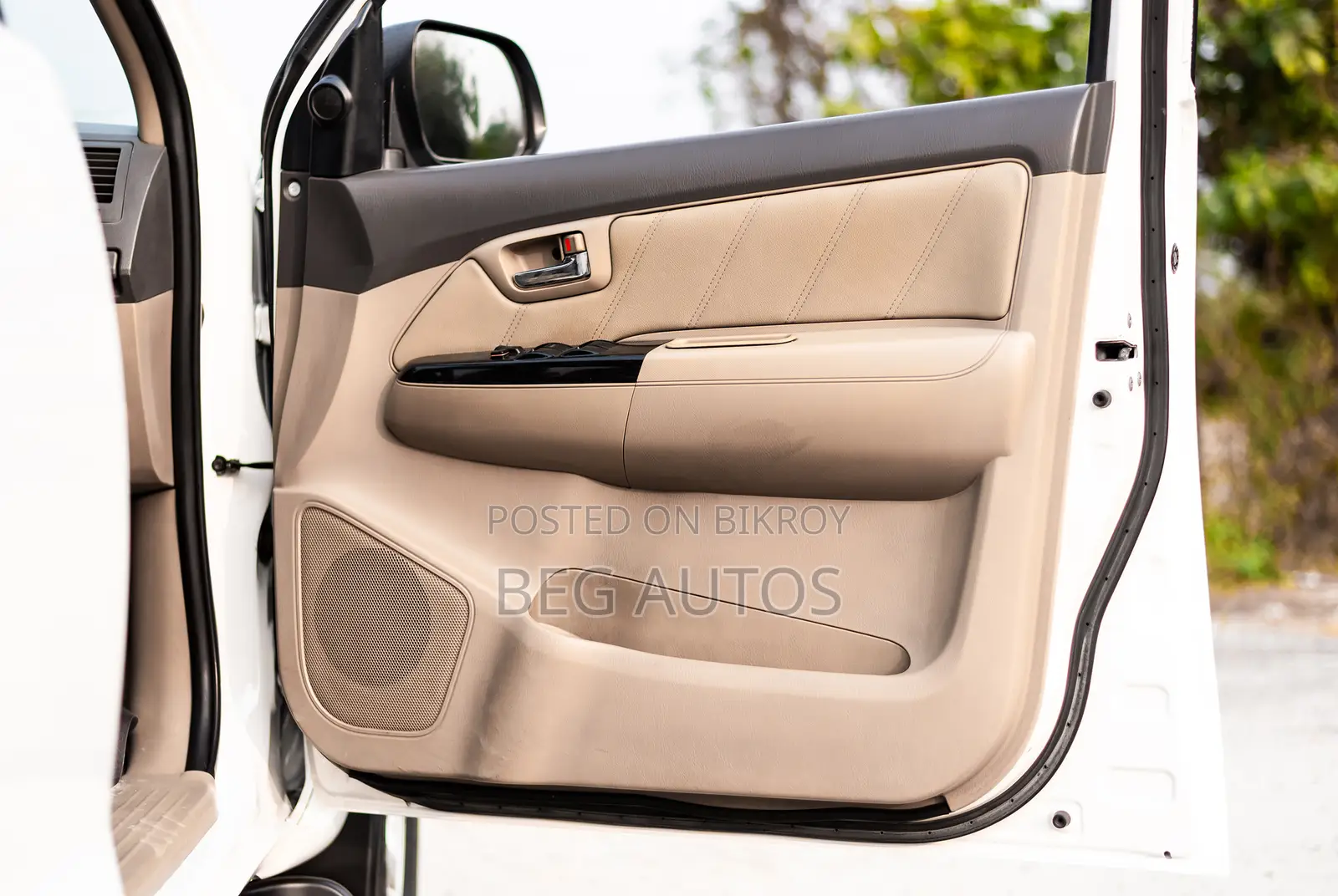 Toyota Fortuner -Whit Exterior 2011