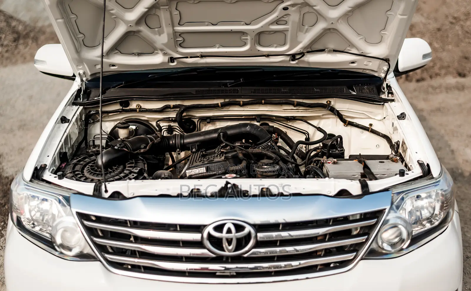 Toyota Fortuner -Whit Exterior 2011