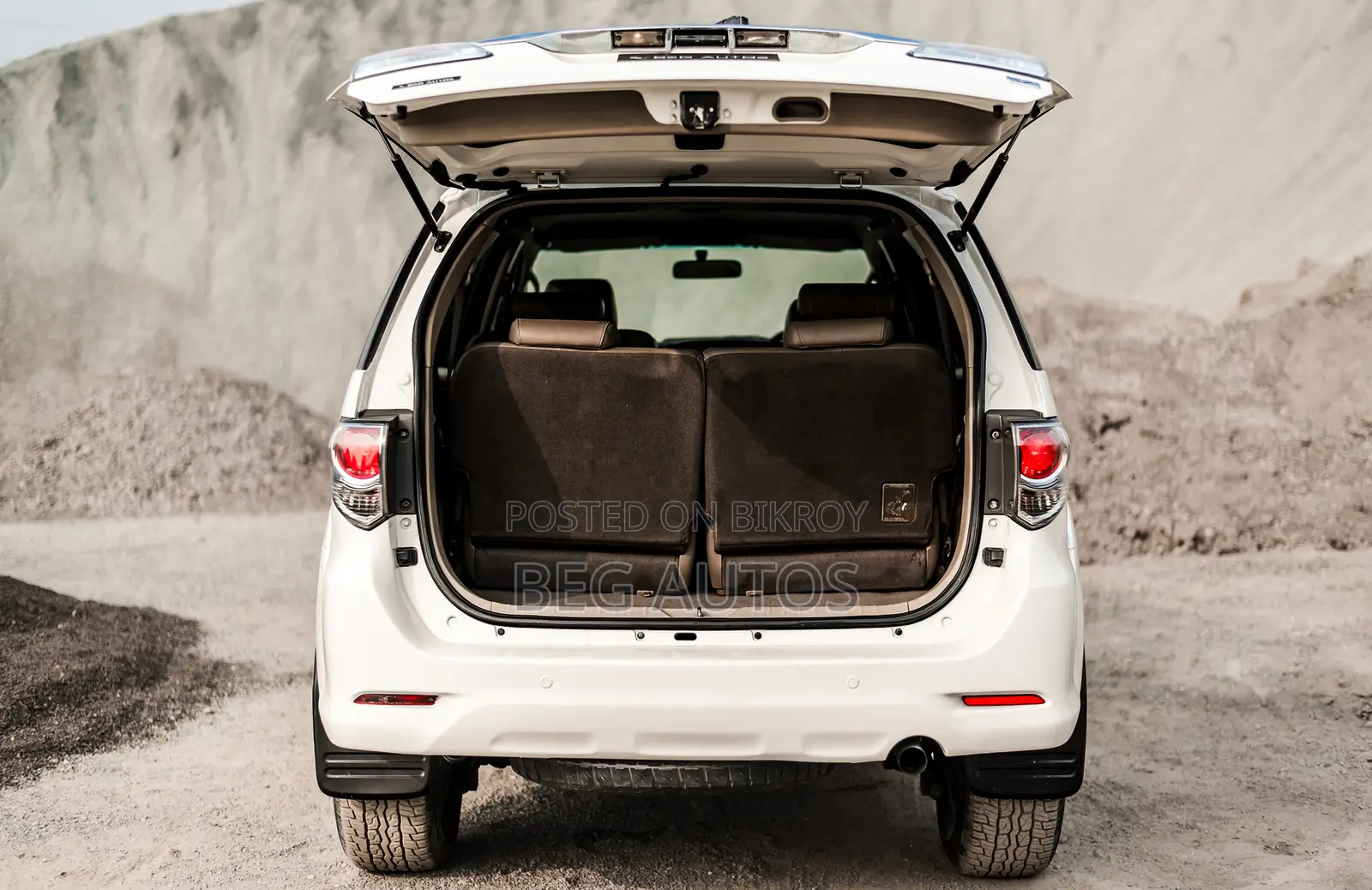 Toyota Fortuner -Whit Exterior 2011